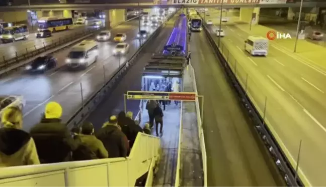 Yenibosna'da metrobüs arızalandı, vatandaşlar durağa yığıldı