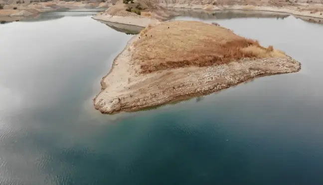 Baraj suları çekilince 4 bin yıllık höyük ortaya çıktı