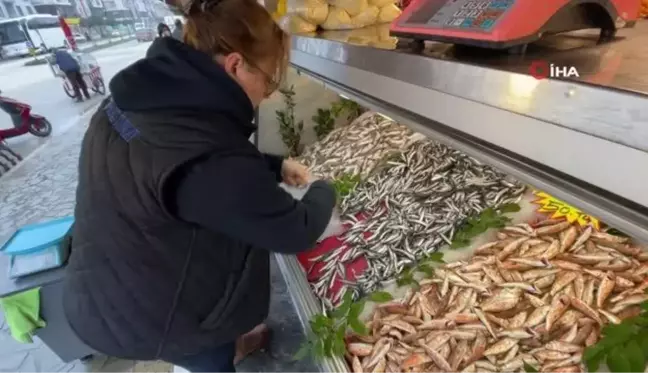 Eşi denizde, kendisi de tezgahta mesai yapıyor