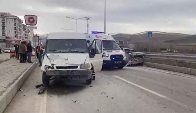 Kamyonetle otomobilin çarpışması sonucu 1 kişi yaralandı