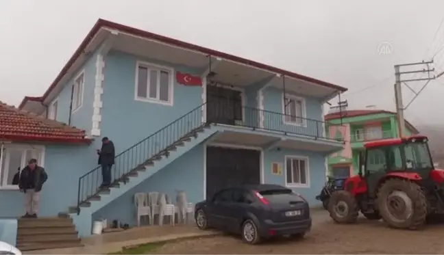 AFYONKARAHİSAR - Cenazeleri karışan aile, oğulları ile kimsesiz kişiye ait cenazeyi yan yana defnetti