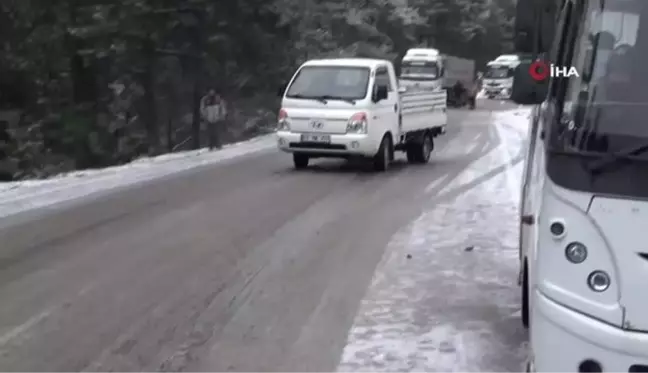 Kazdağları'nda etkili olan kar yağışı hayatı olumsuz etkiliyor