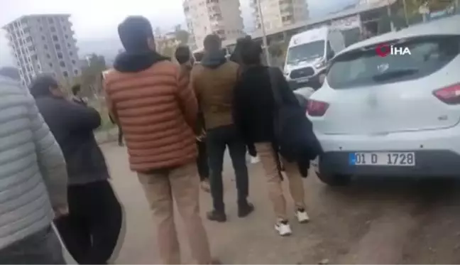 Son dakika haber... Adana'da bir otomobil öğrencilere çarptı: 1 ölü, 1 yaralı