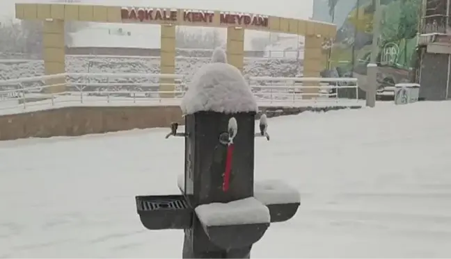 Başkale'de yoğun kar