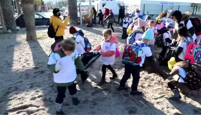 Bodrum'da öğrenciler belediye ekipleriyle sahilde çevre temizliği yaptı