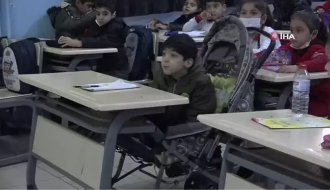 Bebek arabasıyla okula giden çocuğa Fatma Şahin sahip çıktı