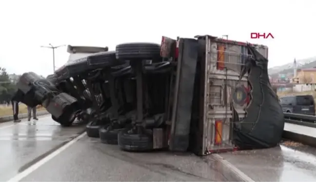 TALAŞ YÜKLÜ TIR DEVRİLDİ, YOL TRAFİĞE KAPANDI