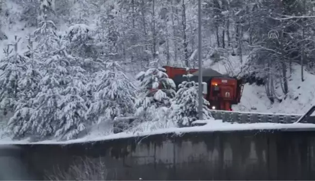 Bolu Dağı'nda kar yağışı etkili oluyor