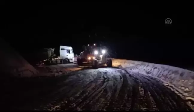 Kar yağışı ve buzlanma trafikte aksamalara neden oluyor (2)