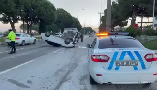 Refüje çarparak devrilen otomobildeki 4 kişi yaralandı