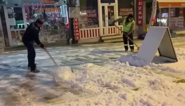 Ardahan'da Belediye ekipleri karla mücadele ediyor