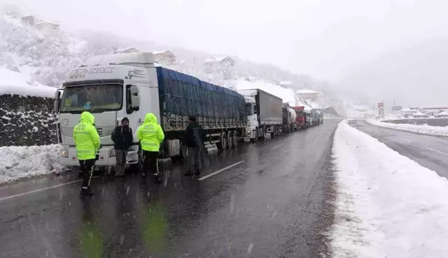 Tır şoförlerinin ve ekiplerin eksi 2 derecede zorlu kar mücadelesi