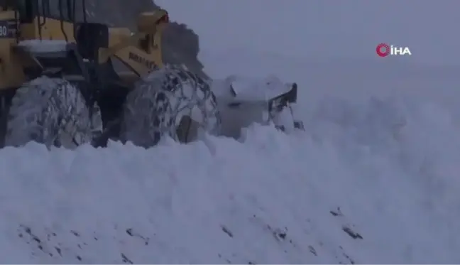 Van-Bahçesaray yolu tekrar ulaşıma kapandı