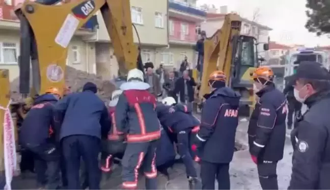 Keçiören'de meydana gelen göçükte toprak altında kalan işçi kurtarıldı