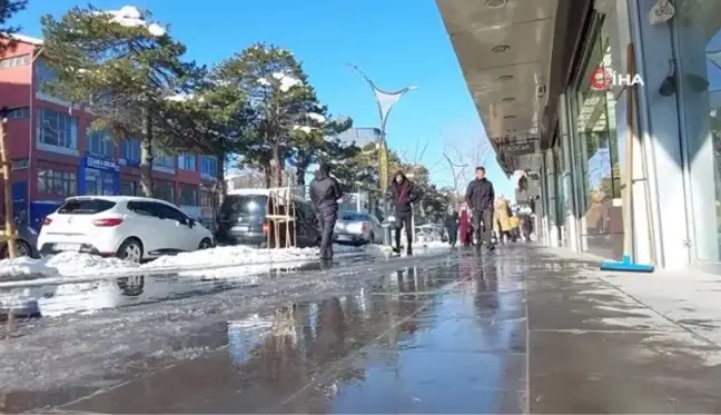 Tatvan buz tuttu... Dereler dondu buz sarkıtlarının boyu bir metreyi aştı