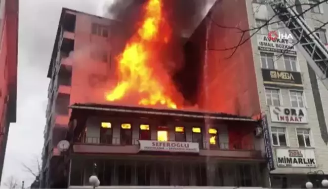 Restoranın çatı katındaki yangın herkesi sokağa döktü