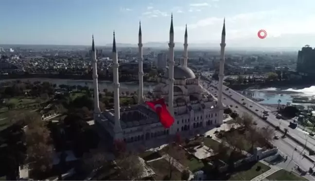 Türkiye'nin en büyük Türk bayrağı Adana Merkez Camii'ne asıldı