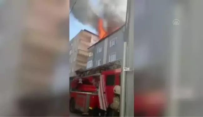 Tuzla'da binanın çatısında çıkan yangın söndürüldü