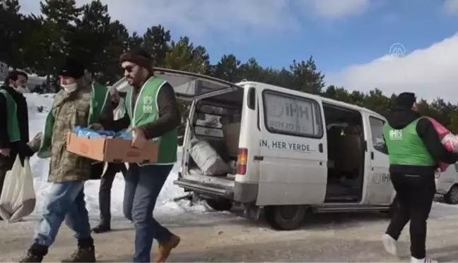 İHH gönüllüleri yaban hayvanları için doğaya yiyecek bıraktı