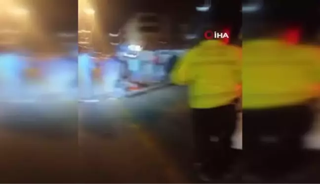 Yan yatan minibüsü vatandaşlar el birliğiyle kaldırdı