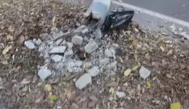 Aydınlatma direğine çarpan otomobilin sürücüsü yaralandı