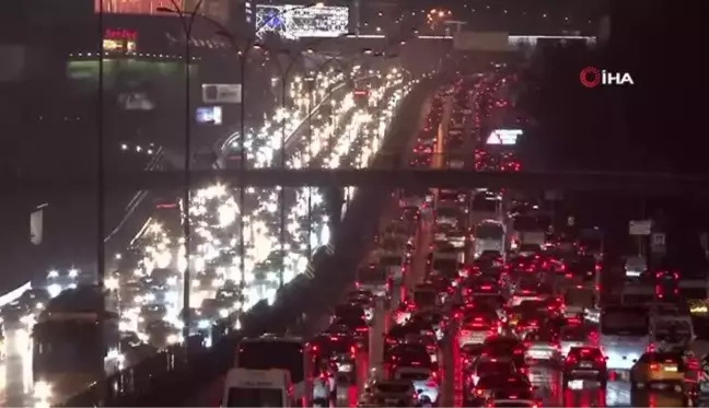 İstanbul'da trafik durma noktasına geldi, yoğunluk yüzde 85'e ulaştı