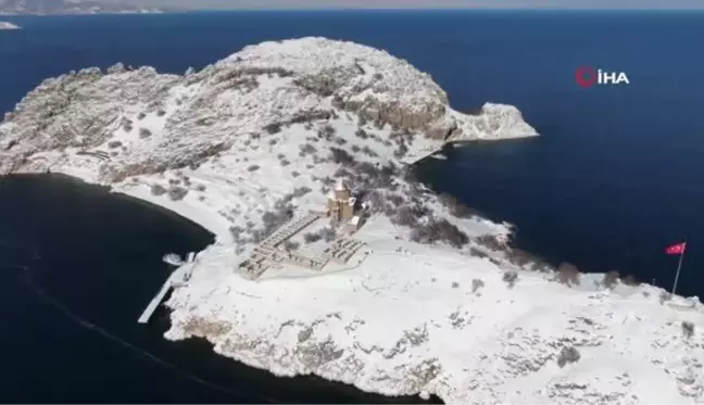 Beyaza bürünen Akdamar Adası'na İranlı turistlerden yoğun ilgi