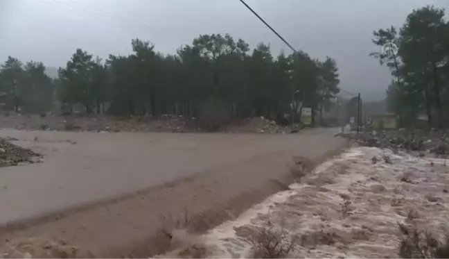 Olimpos bölgesinde aşırı yağışlar nedeniyle ulaşımda aksamalar yaşandı (2)