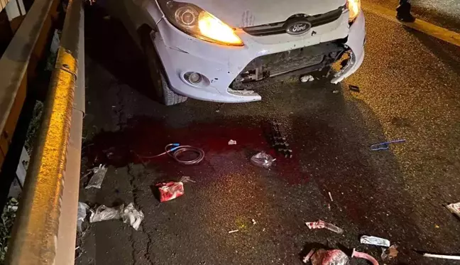 TEM Otoyolunda ticari taksi, sağ şeritte arıza yapan otomobile arkadan çarptı: 1'i ağır 2 yaralı