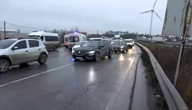 Arnavutköy'de işçi servisi ile tır çarpıştı: 10 işçi yaralandı