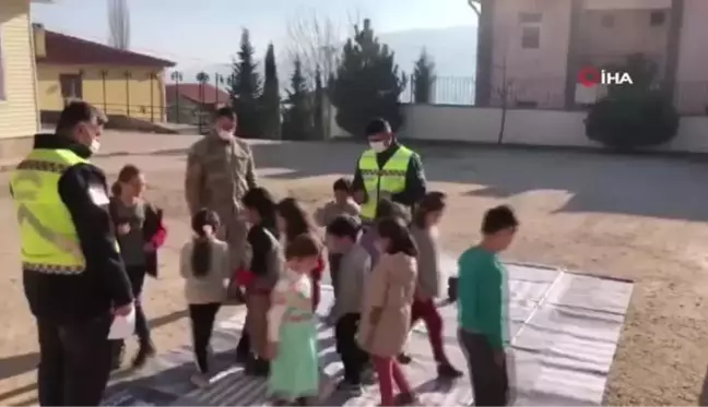 Son dakika haberleri... Jandarmalardan oyun oynar gibi trafik eğitimi aldılar