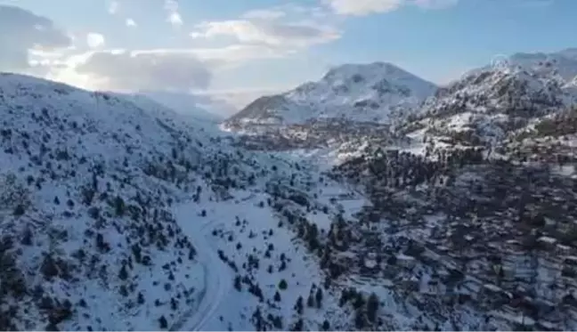 Kar yağışıyla beyaza bürünen Kızıldağ Yaylası'na ziyaretçi ilgisi