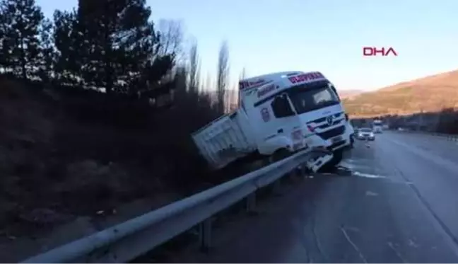 AFYONKARAHİSAR'DA TIR DEVRİLDİ 1 YARALI