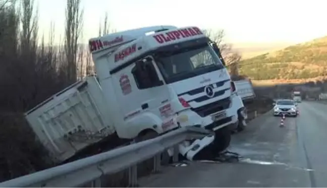 AFYONKARAHİSAR - Mermer yüklü tırın devrilmesi sonucu 1 kişi yaralandı