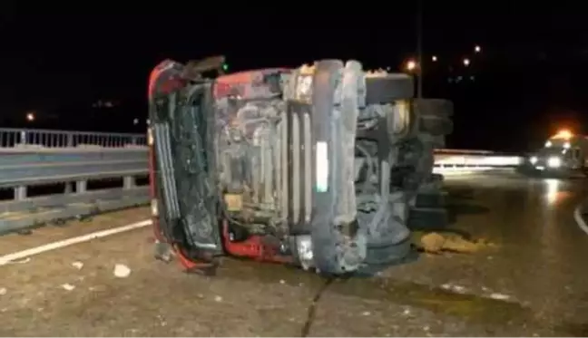 BEYKOZ'DA KONTROLDEN ÇIKAN HAFRİYAT KAMYONU DEVRİLDİ