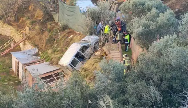 Şarampole yuvarlanan araç, sitenin deposunun çatısında durdu