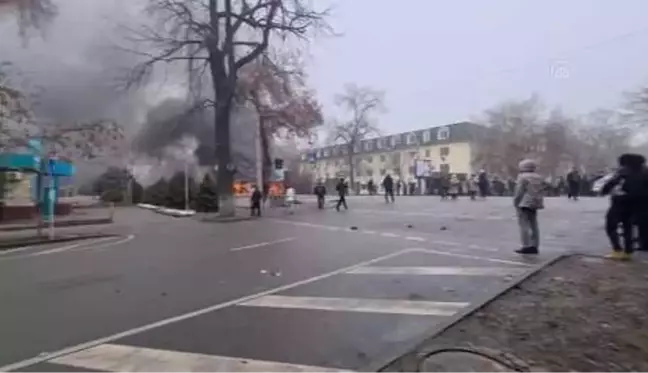 Kazakistan'ın Almatı şehrinde protestocular havalimanına girdi