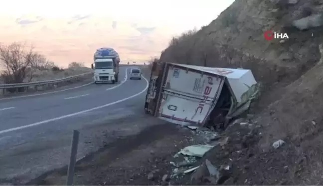 Gercüş'te virajı alamayan tır devrildi: 1 yaralı