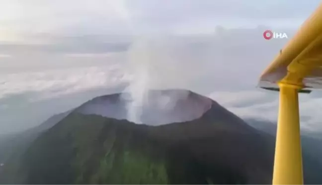 Nyiragongo Yanardağı kül ve duman püskürttü