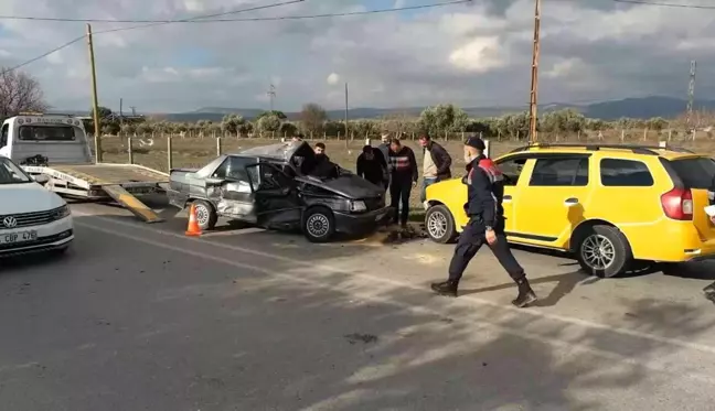 Tıra çarpan otomobil savrularak başka bir araca çarptı: 3 yaralı