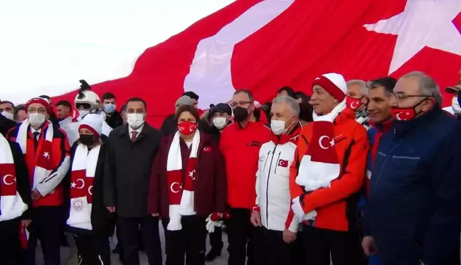 Kars'ta Sarıkamış şehitlerini temsilen yapılan kardan heykeller açıldı