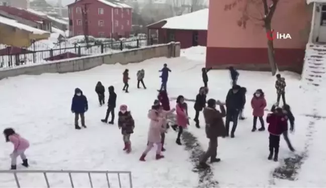 Karlıova'da yağan karın tadını çocuklar çıkardı