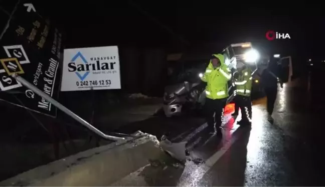 Köprü irişindeki tabelalara çarpan sürücü hayatını kaybetti