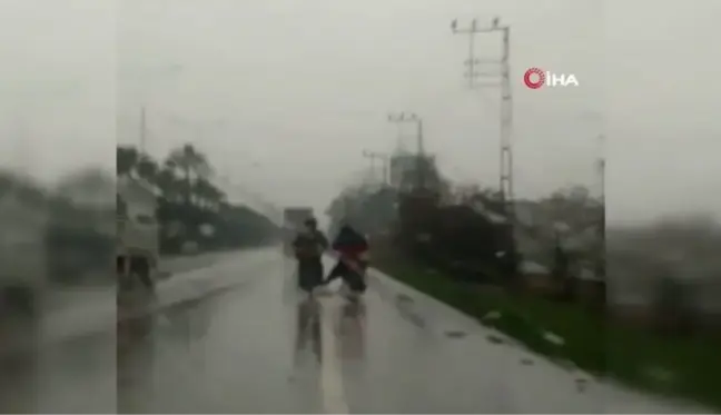 Benzini biten motosiklete ayağıyla iterek götürdü... O anlar kamerada