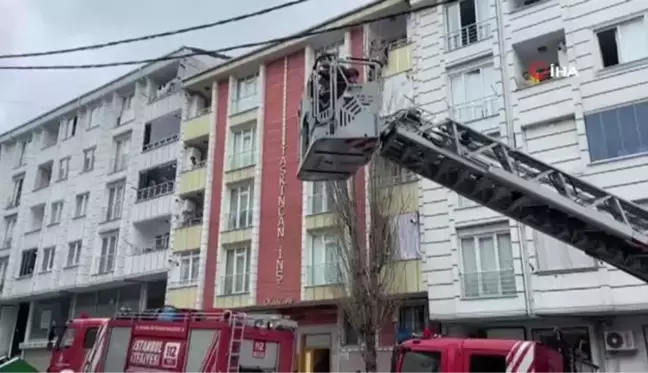 Esenyurt Fatih Mahallesi'nde 5 katlı binanın giriş katında yangın çıktı.