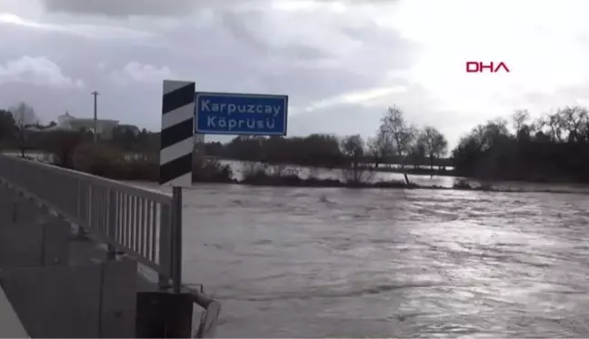 MANAVGAT'TA DERE TAŞTI, SİTE SAKİNLERİ BOTLA KURTARILDI