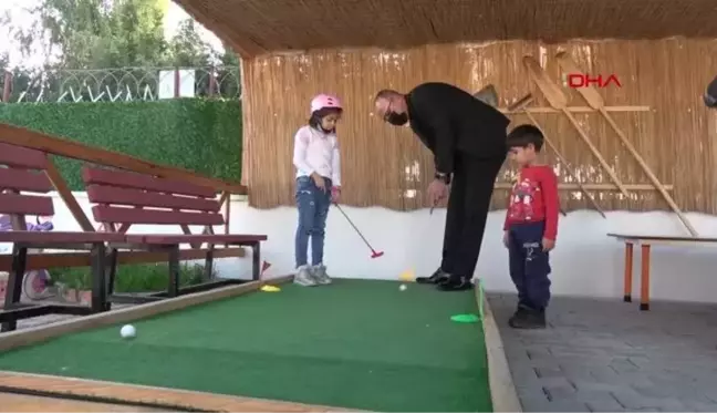 MİNİK ÖĞRENCİLER GOLF OYNAYIP, TRAFİK KURALLARINI ÖĞRENİYOR