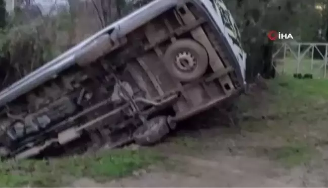 Servis şarampole devrildi, öğrenciler burnu bile kanamadan kurtuldu