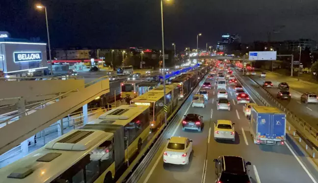 Bakırköy'de metrobüs arızalanınca uzun araç kuyruğu oluştu