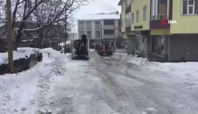 Bingöl'ün Karlıova ilçesinde karlar kamyonlarla kent dışına taşınıyor